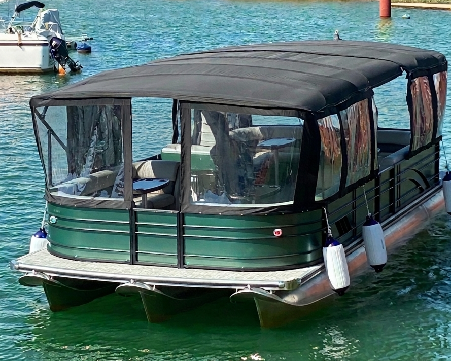 Grünes Partxboot mit einer Kapazität von 18 Personen.